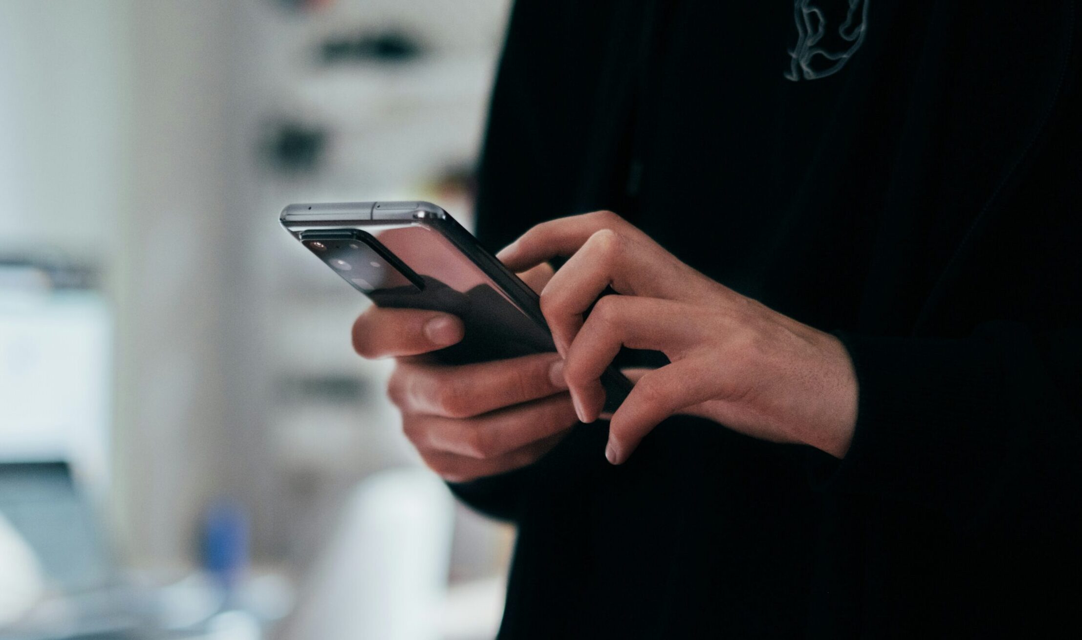 Phubbing dalam Keluarga: Tantangan Interaksi di Era Digital